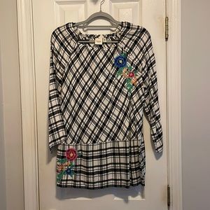 Black & White w/ flower accents blouse